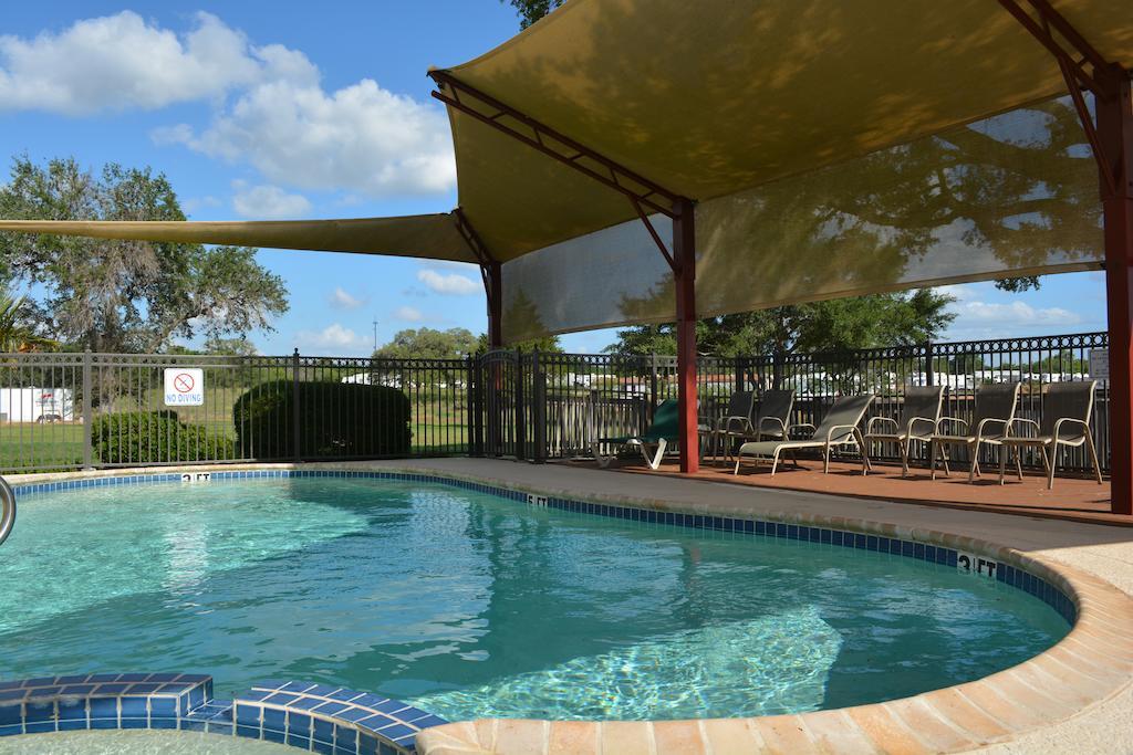Executive Inn & Suites Cuero Exterior photo