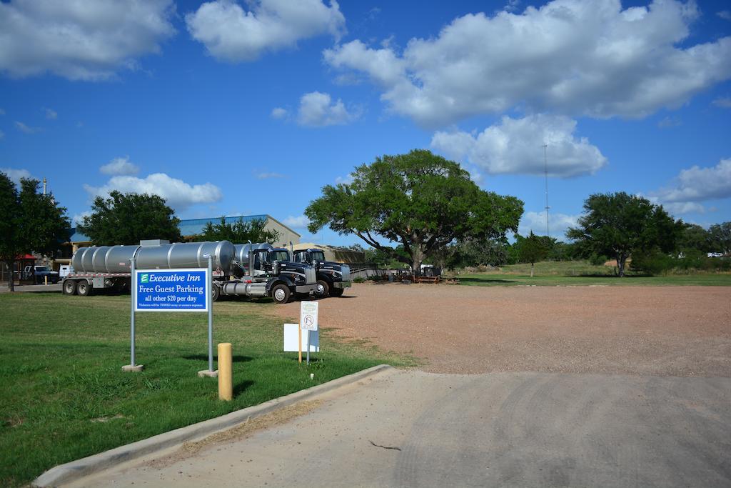 Executive Inn & Suites Cuero Exterior photo